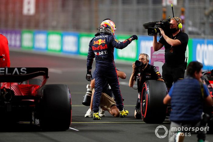 El ganador de la pole, Sergio Pérez, de Red Bull Racing, celebra en el Parc Ferme