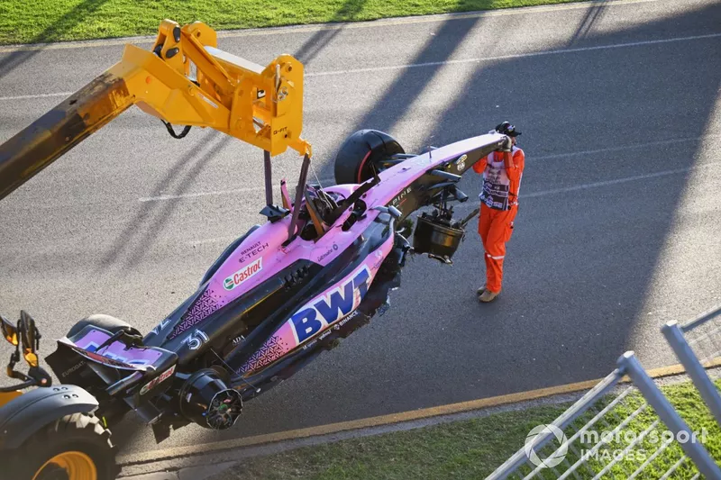 I commissari rimuovono l'auto di Esteban Ocon, Alpine A523, al termine della gara