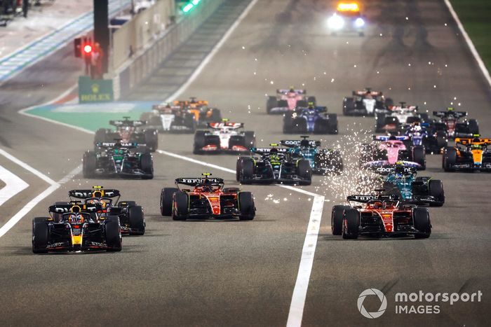 Max Verstappen, Red Bull Racing RB19, Charles Leclerc, Ferrari SF-23, Carlos Sainz, Ferrari SF-23, Sergio Pérez, Red Bull Racing RB19, el resto de la parrilla en la salida.