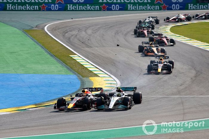 Max Verstappen, Red Bull Racing RB18, choca con Lewis Hamilton, Mercedes W13