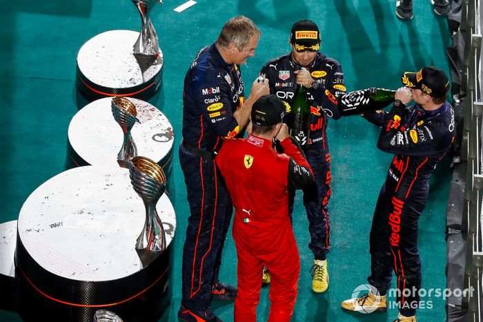 Podio: segundo lugar Charles Leclerc, Ferrari, ganador Max Verstappen, Red Bull Racing, Olaf Janssen, líder del Grupo de Infraestructura en Pista, Red Bull Racing, Tercer lugar Sergio Pérez, Red Bull Racing