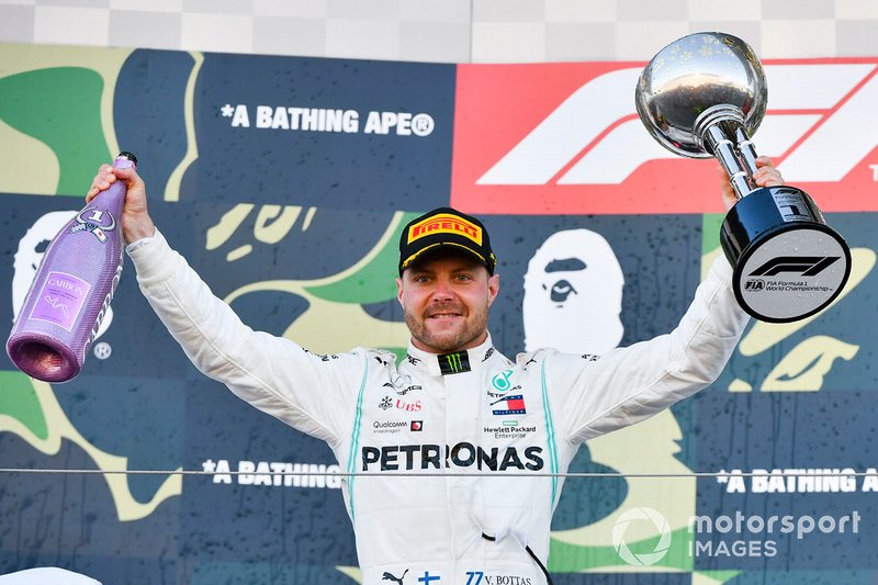 Valtteri Bottas, Mercedes AMG F1, primo classificato, sul podio con il trofeo e lo Champagne