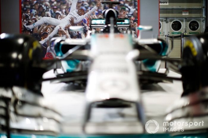 Vista del AMG Mercedes-Benz de Lewis Hamilton con una imagen de Hamilton celebrando la conquista de uno de sus cinco títulos con el equipo