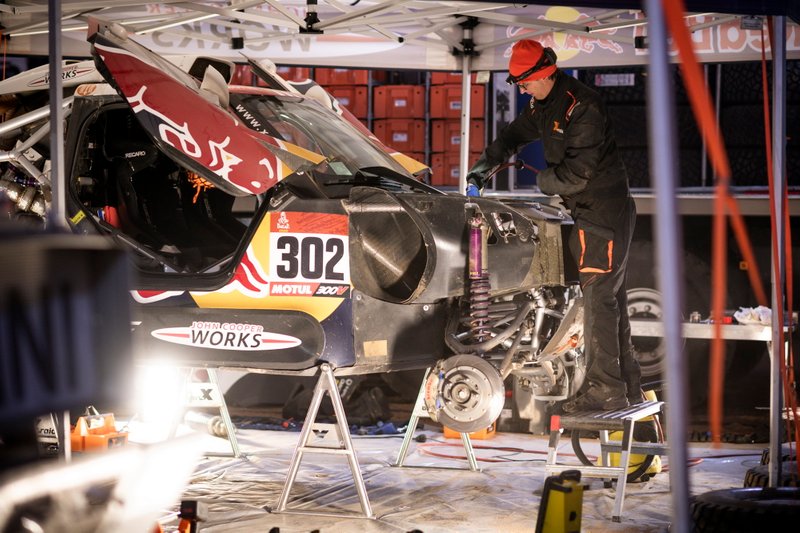 Bahrain JCW X-Raid Team monteurs werken na de etappe aan de wagen