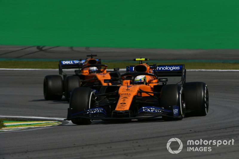 Lando Norris, McLaren MCL34, precede Carlos Sainz Jr., McLaren MCL34