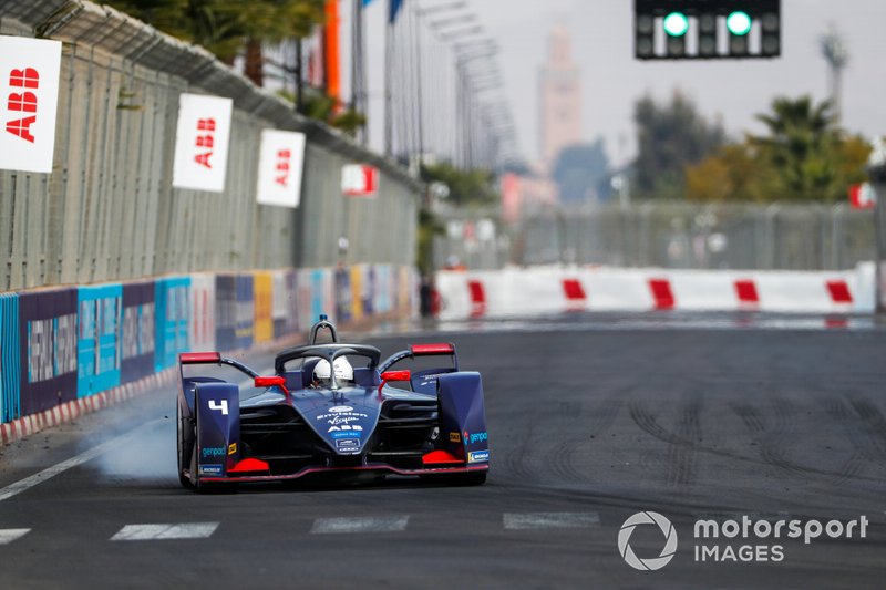 Alice Powell, Rookie Test Driver for Envision Virgin Racing, Audi e-tron FE06, locks up 