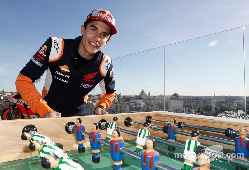 Marc Márquez y Joaquín se enfrentan a futbolín