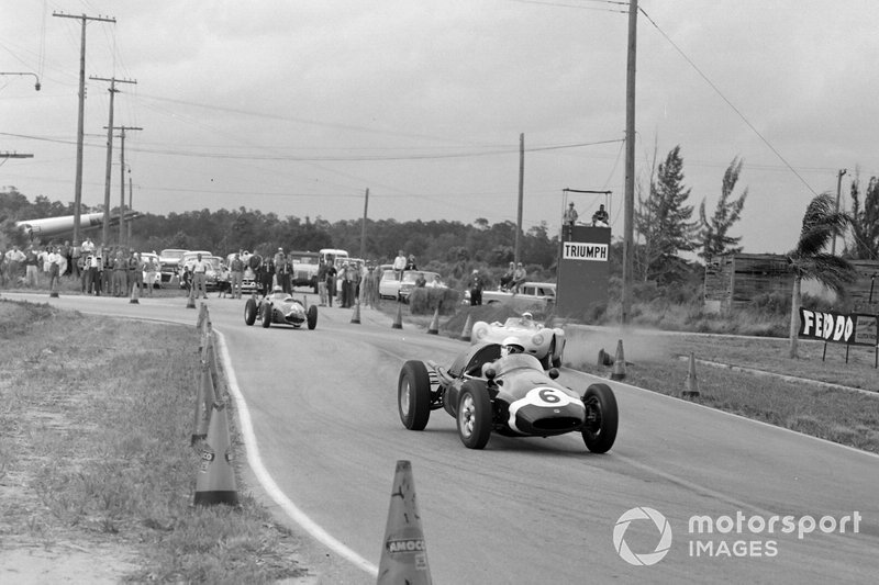 Maurice Trintignant, Cooper T51 Climax, precede Harry Blanchard, Porsche RSK, e Wolfgang von Trips, Ferrari 246, al GP degli Stati Uniti del 1959