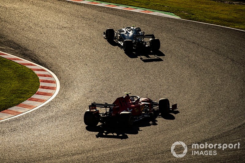 Valtteri Bottas, Mercedes AMG W10, precede Charles Leclerc, Ferrari SF90