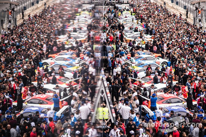 Público na visitação de boxes em Interlagos