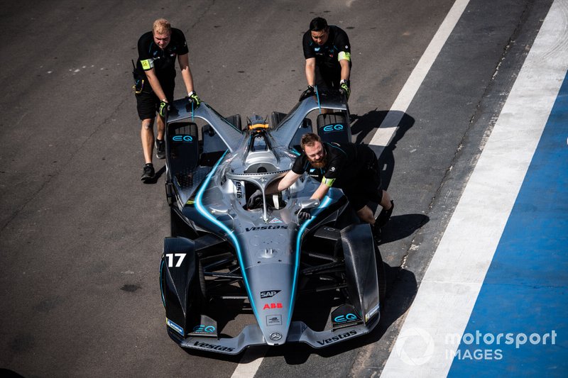 Mechanics push the Nyck De Vries, Mercedes Benz EQ, EQ Silver Arrow 01 attraversa la pit lane