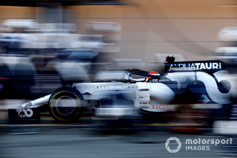 Pierre Gasly, AlphaTauri AT01 during a pit stop