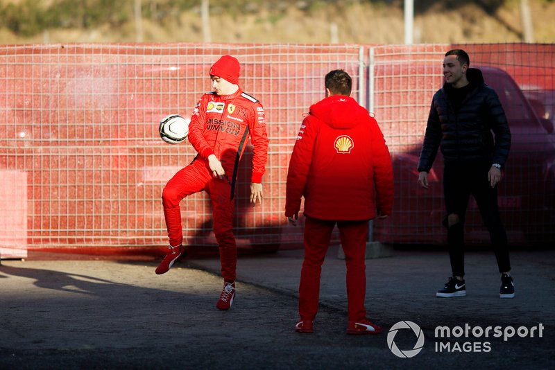 Charles Leclerc, Ferrari, juega al fútbol