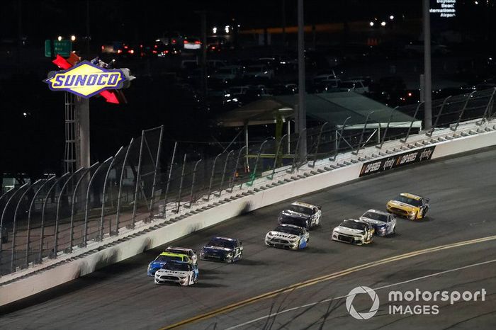 Ryan Newman, Roush Fenway Racing, Ford Mustang Koch Industries, Denny Hamlin, Joe Gibbs Racing, Toyota Camry FedEx Express, Ryan Blaney, Team Penske, Ford Mustang Menards / Peak, última vuelta