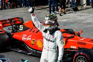 Lewis Hamilton, Mercedes AMG F1, gives fans a thumbs up after Qualifying