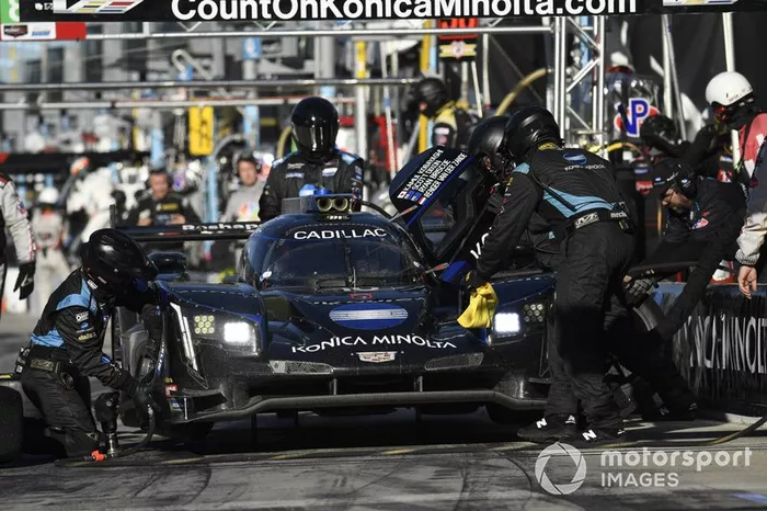 #10 Konica Minolta Cadillac DPi-V.R. Cadillac DPi, DPi: Renger Van Der Zande, Ryan Briscoe, Scott Dixon, Kamui Kobayashi - pit stop