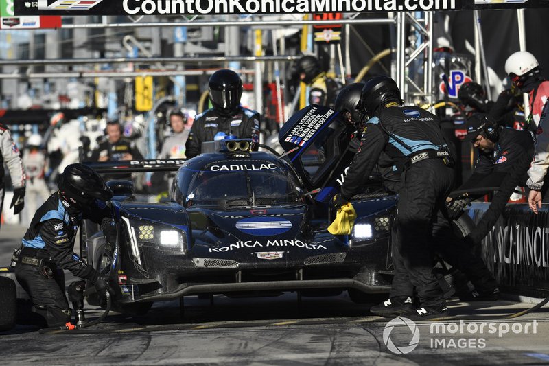 #10 Konica Minolta Cadillac DPi-V.R. Cadillac DPi, DPi: Renger Van Der Zande, Ryan Briscoe, Scott Dixon, Kamui Kobayashi - pit stop