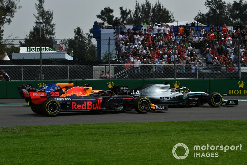 Lewis Hamilton, Mercedes AMG F1 W10, precede Max Verstappen, Red Bull Racing RB15, e Carlos Sainz Jr., McLaren MCL34