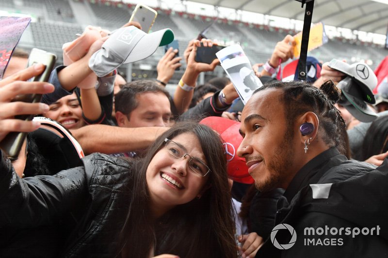 Lewis Hamilton, Mercedes AMG F1 fa un selfie con un fan
