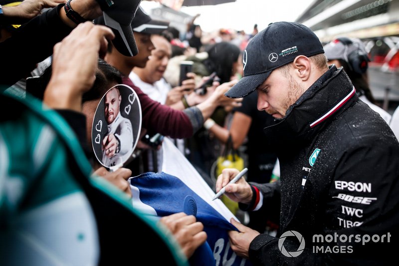 Valtteri Bottas, Mercedes AMG F1 firma un autografo ad un fan