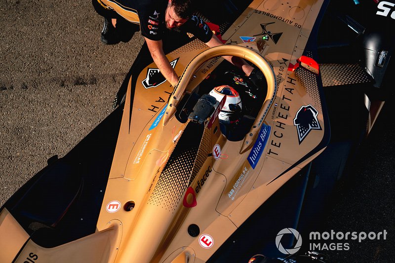 Mechanics push Jean-Eric Vergne, DS TECHEETAH, DS E-Tense FE20 back into the garage