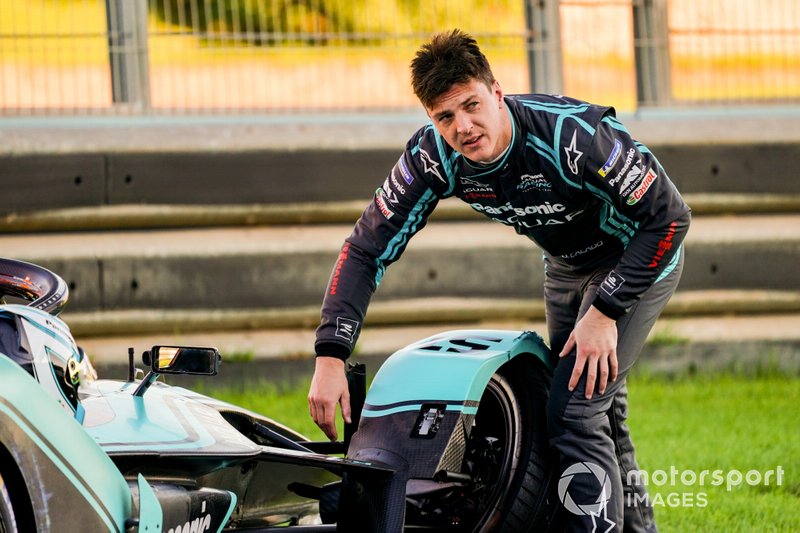 James Calado, Panasonic Jaguar Racing examina los daños en su Jaguar I-Type 4