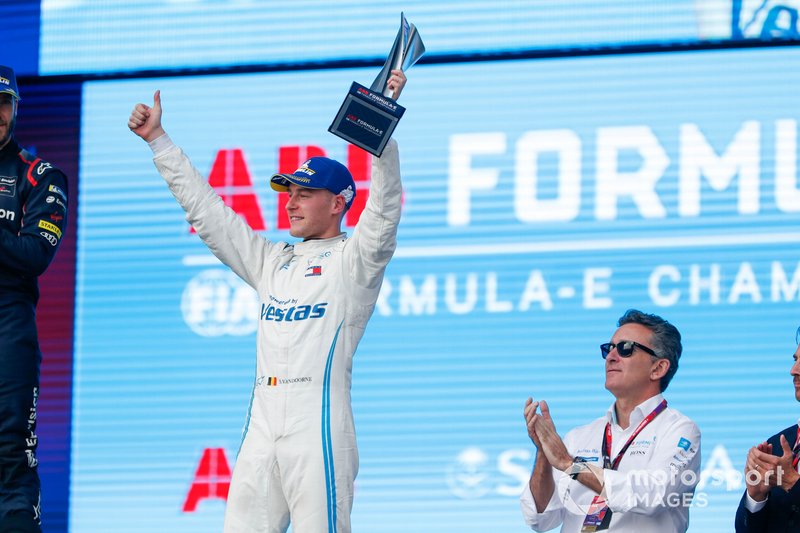 Stoffel Vandoorne, Mercedes Benz EQ, 3° classificato, festeggia con il suo trofeo, sul podio