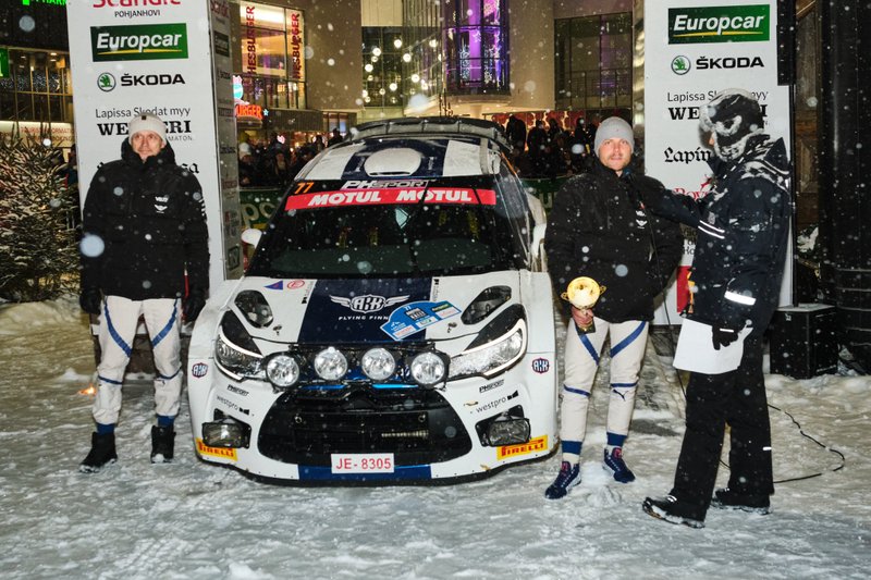 1. Valtteri Bottas (kedua dari kanan) bersama navigator Timo Rautiainen (kiri) tampil dalam Reli Arctic Lapland 2020.