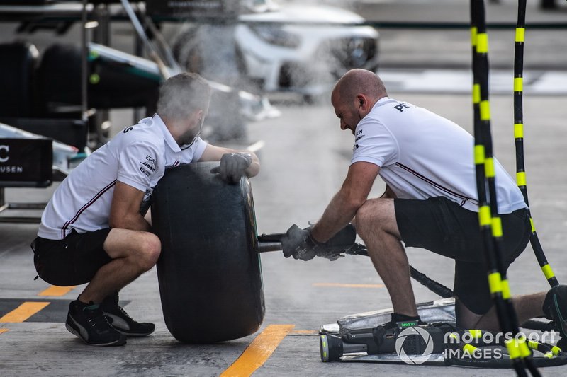 Les mécaniciens AMG Mercedes au travail