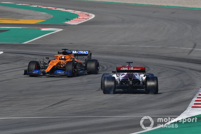 Carlos Sainz Jr., McLaren MCL35 avoids Robert Kubica, Alfa Romeo Racing C39 who has spun