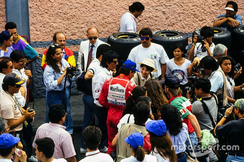 Ayrton Senna, McLaren, con fans