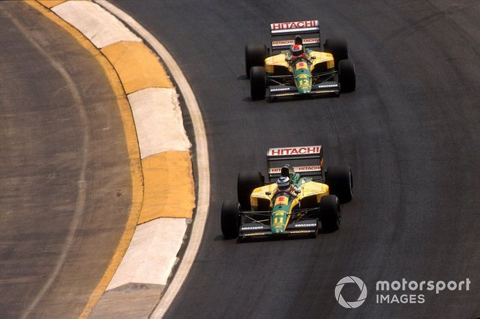 Mika Hakkinen, Lotus 102D delante de Johnny Herbert, Lotus 102D