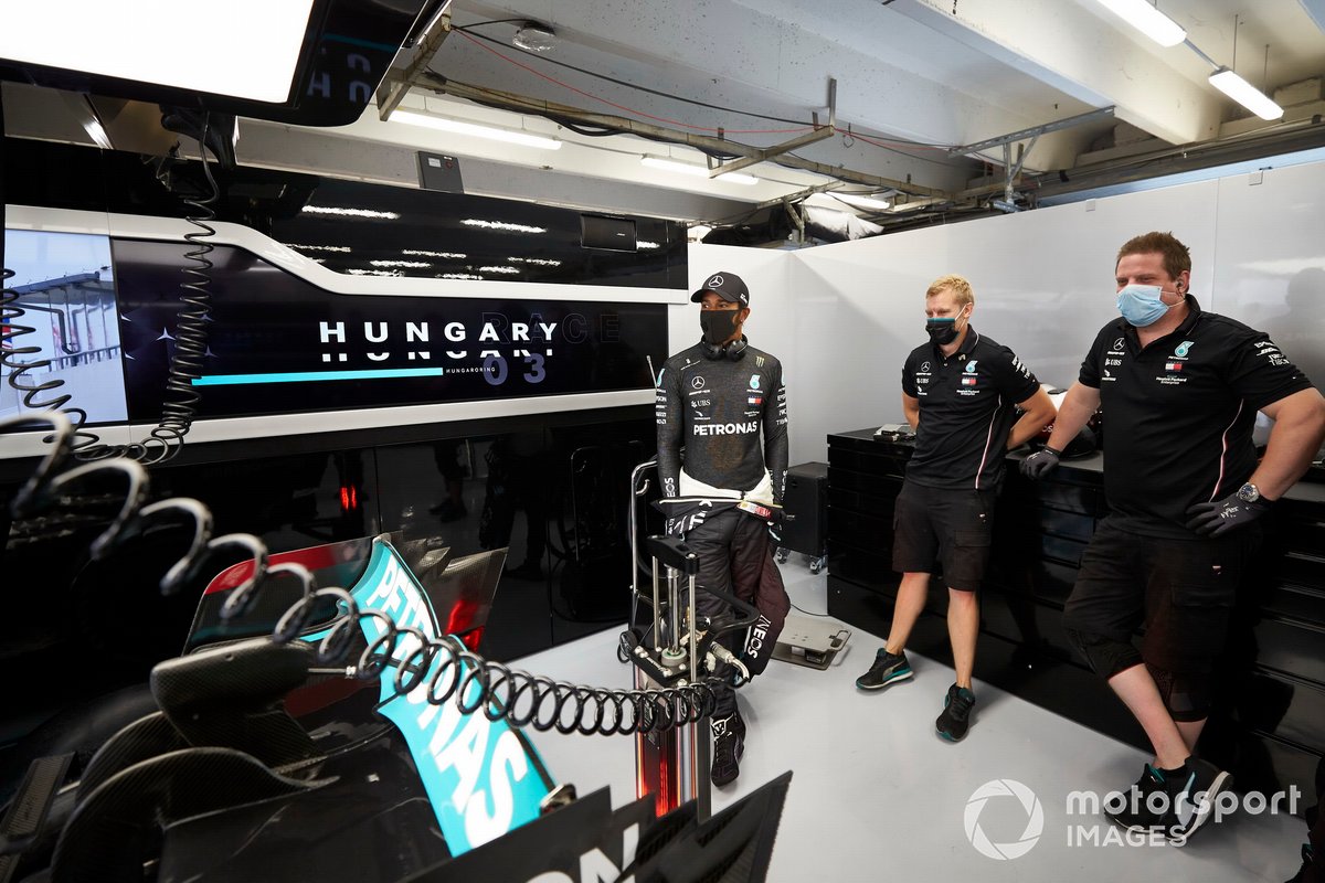 Lewis Hamilton, Mercedes-AMG Petronas F1 talking with engineers