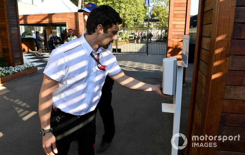 Persone che usano l'igienizzante per le mani all'entrata del paddock
