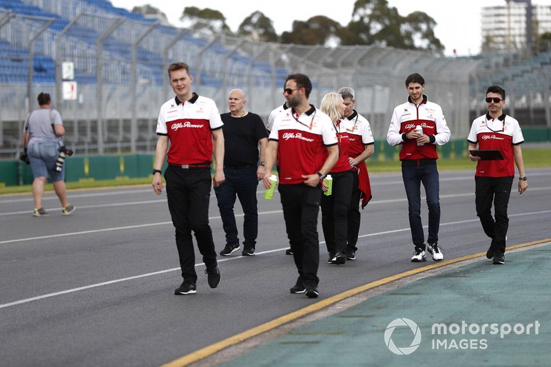 Antonio Giovinazzi, Alfa Romeo cammina sul tracciato con alcuni membri del team