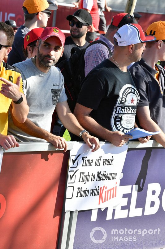 I tifosi assistono ad una performance di musica tradizionale aborigena