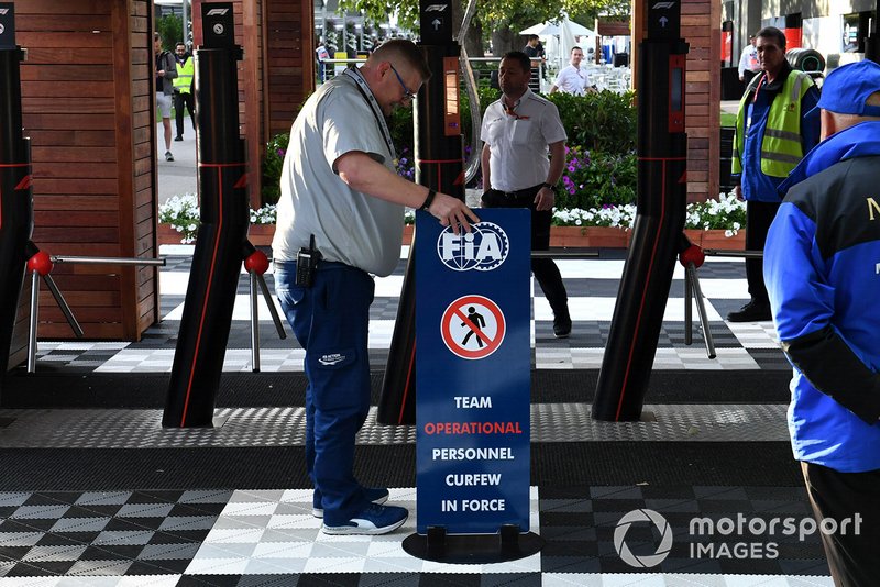 El toque de queda para los miembros de los equipos en los grandes premios será de ocho horas en lugar de nueve, pero podrán trabajar hasta una hora más tarde que antes los jueves y viernes