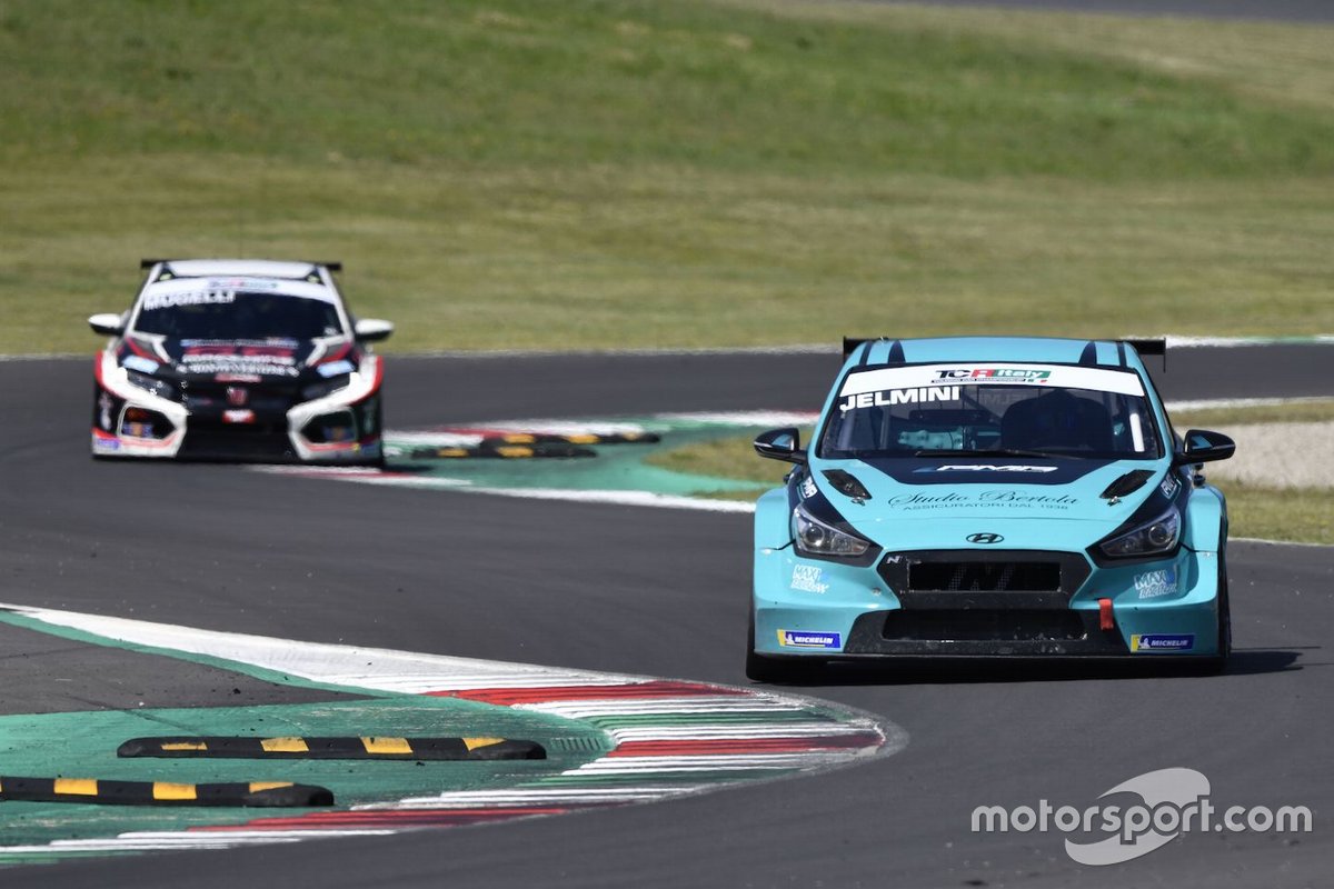 Felice Jelmini, PMA Motorsport, Hyundai i30 N TCR davanti a Max Mugelli, MM Motorsport, Honda Civic Type R TCR