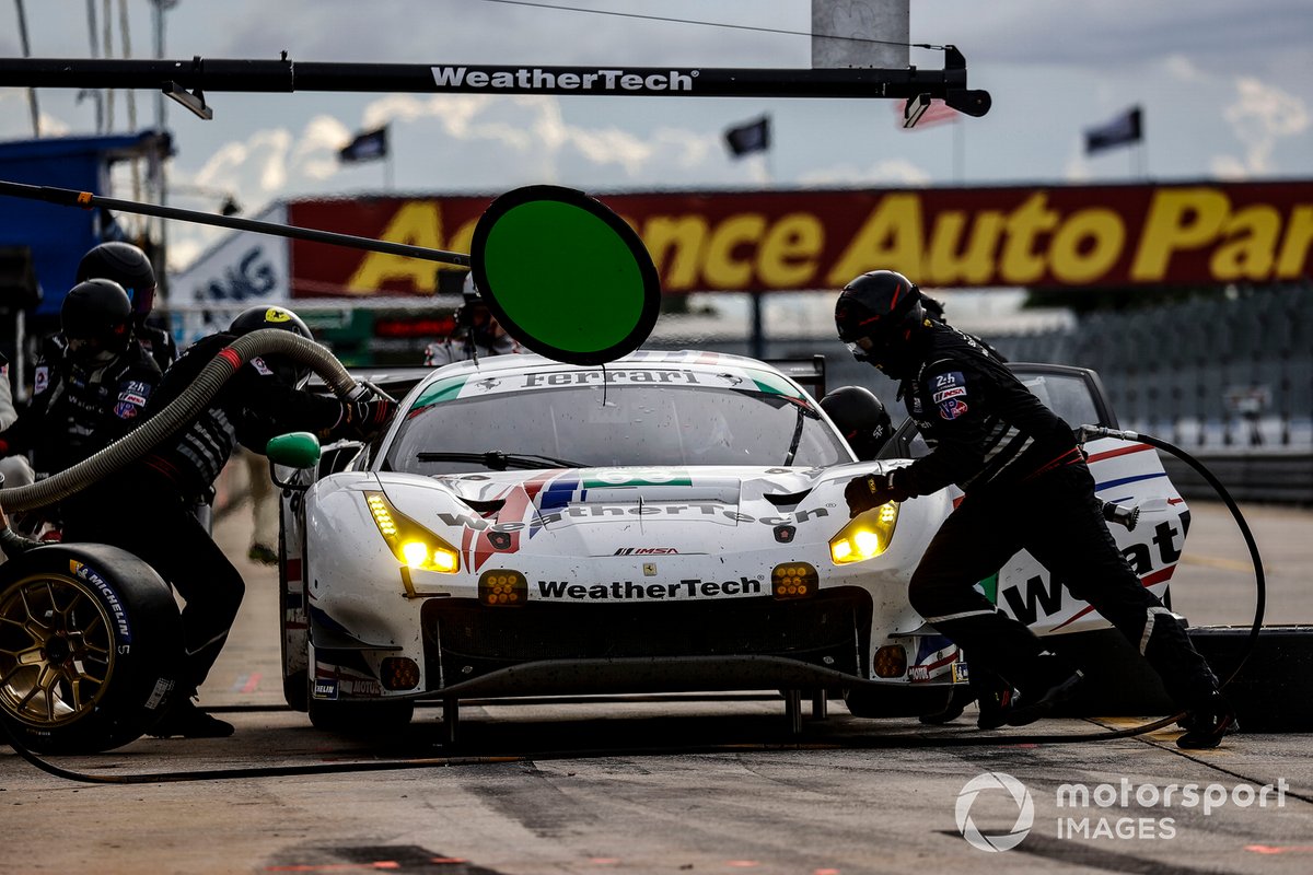 #63 Scuderia Corsa Ferrari 488 GT3, GTD: Cooper MacNeil, Toni Vilander, pit stop