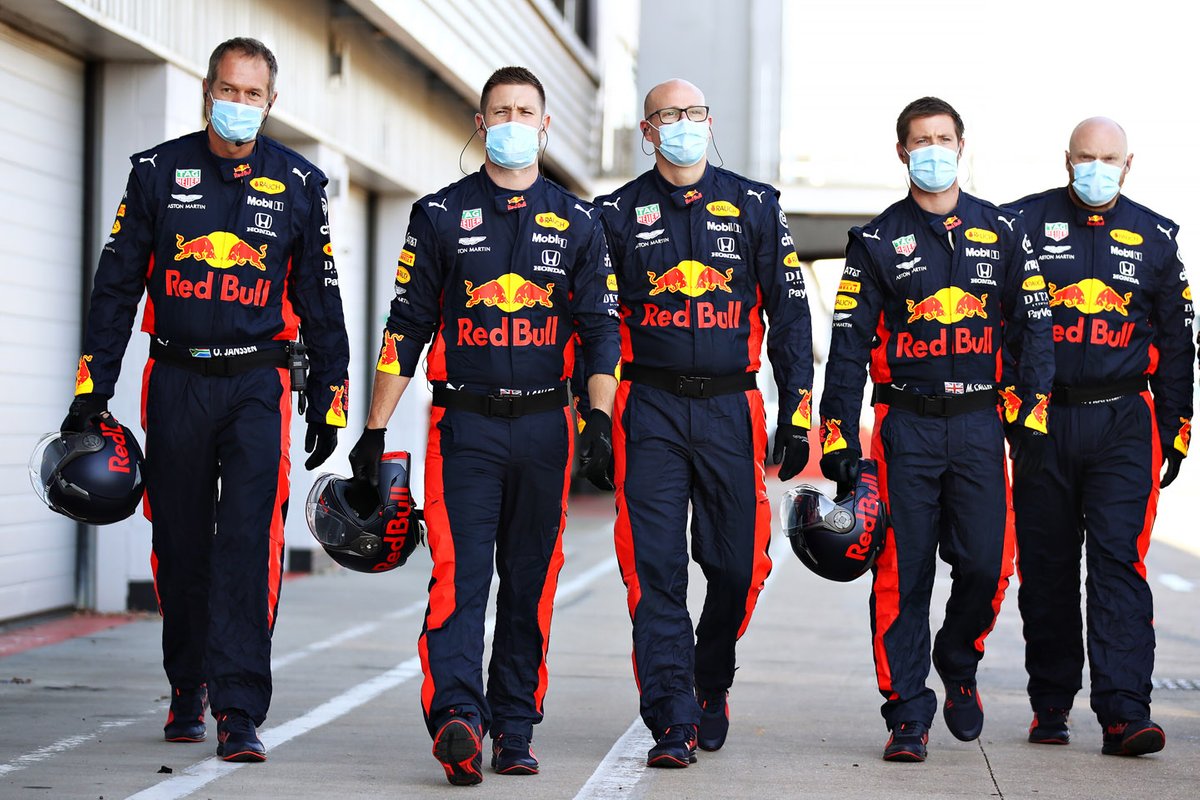 Miembros de Red Bull en el pitlane