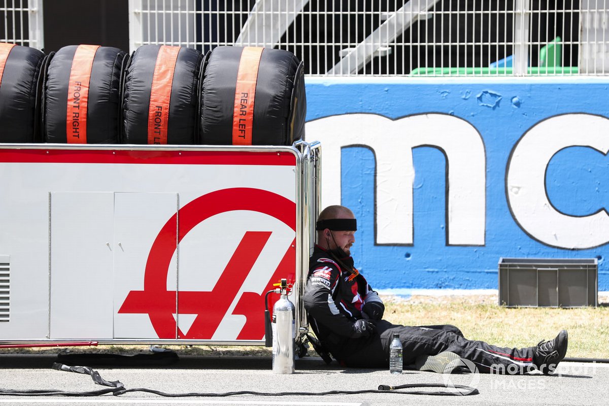 Механик Haas F1 на стартовой решетке