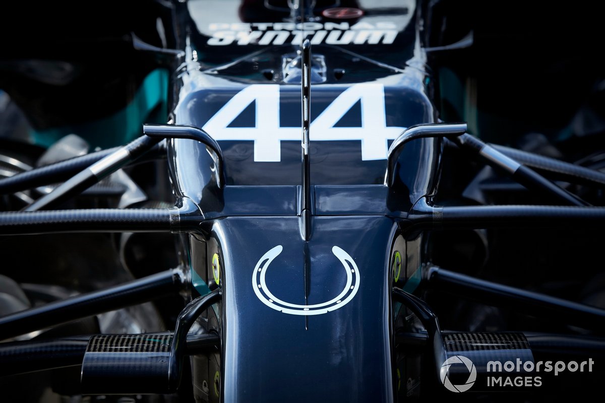 La Mercedes di Lewis Hamilton, Mercedes F1 W11 con il simbolo di un ferro di cavallo sul muso, in tributo a Sir Stirling Moss