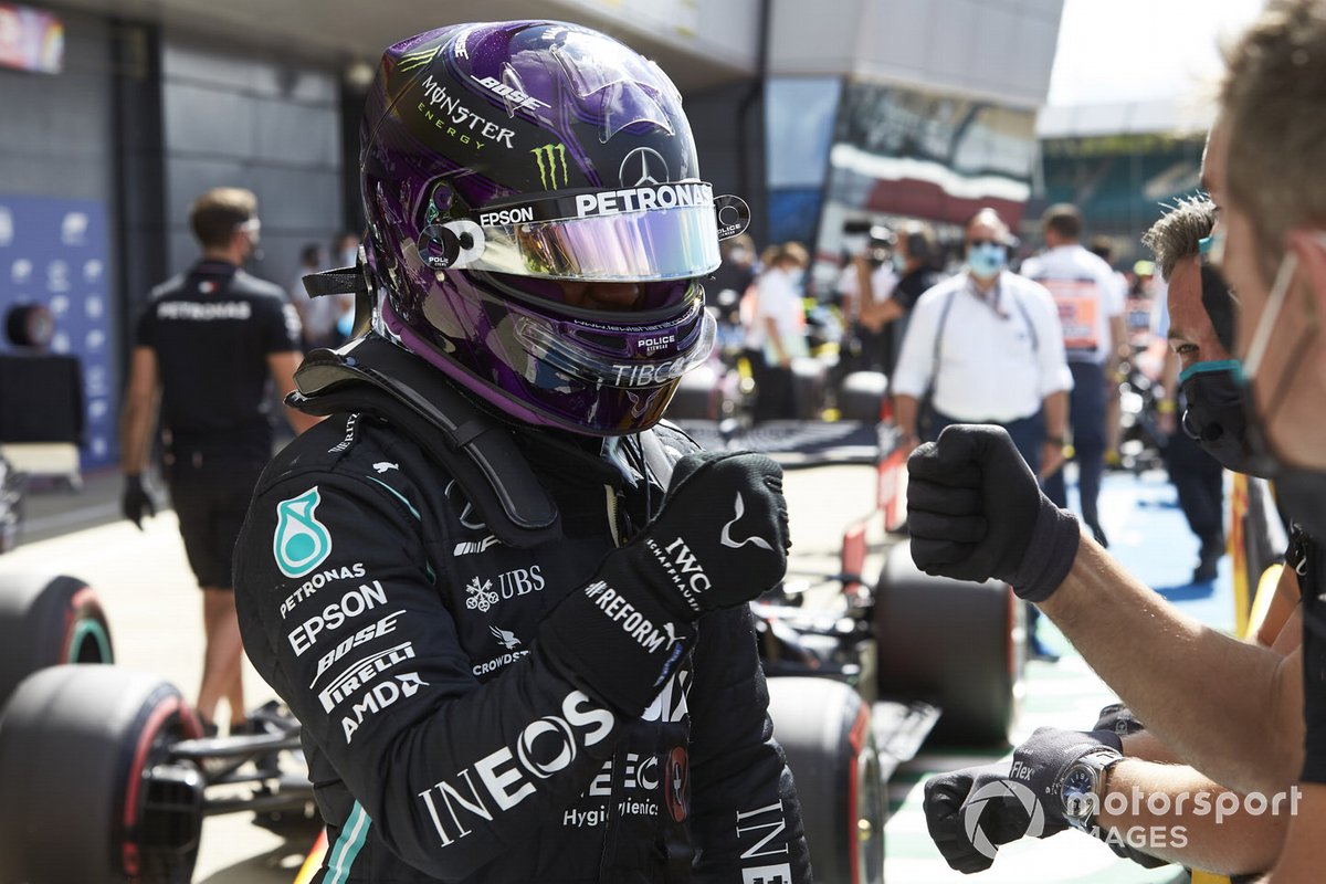 Ganador de la pole Lewis Hamilton, Mercedes-AMG F1 celebra en Parc Ferme