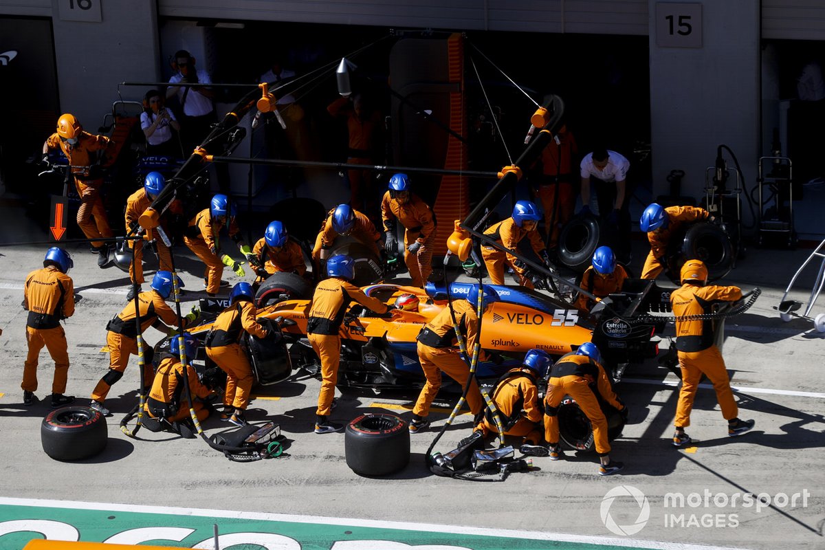 Carlos Sainz Jr., McLaren MCL35 pit stop