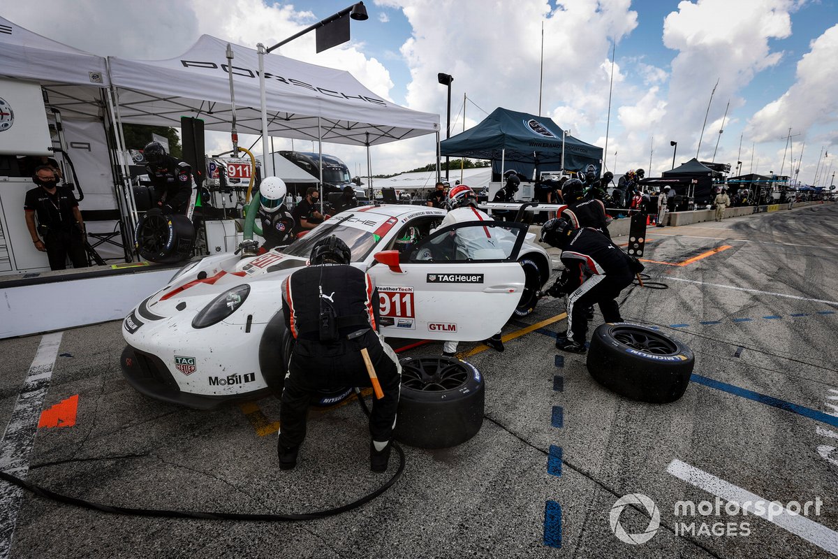 #911 Porsche GT Team Porsche 911 RSR - 19, GTLM: Nick Tandy, Fred Makowiecki, pit stop