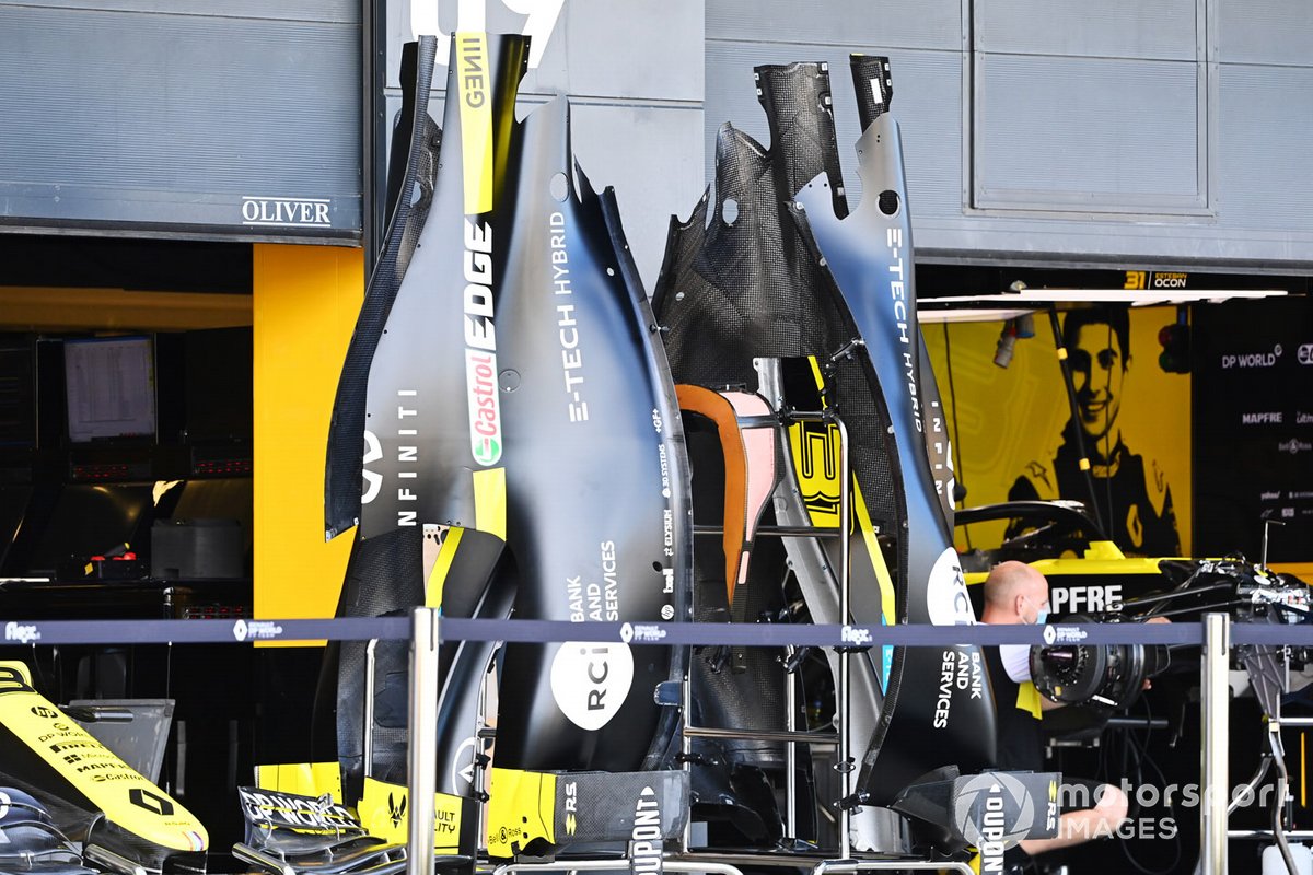 Carroserie Renault F1 en dehors du garage