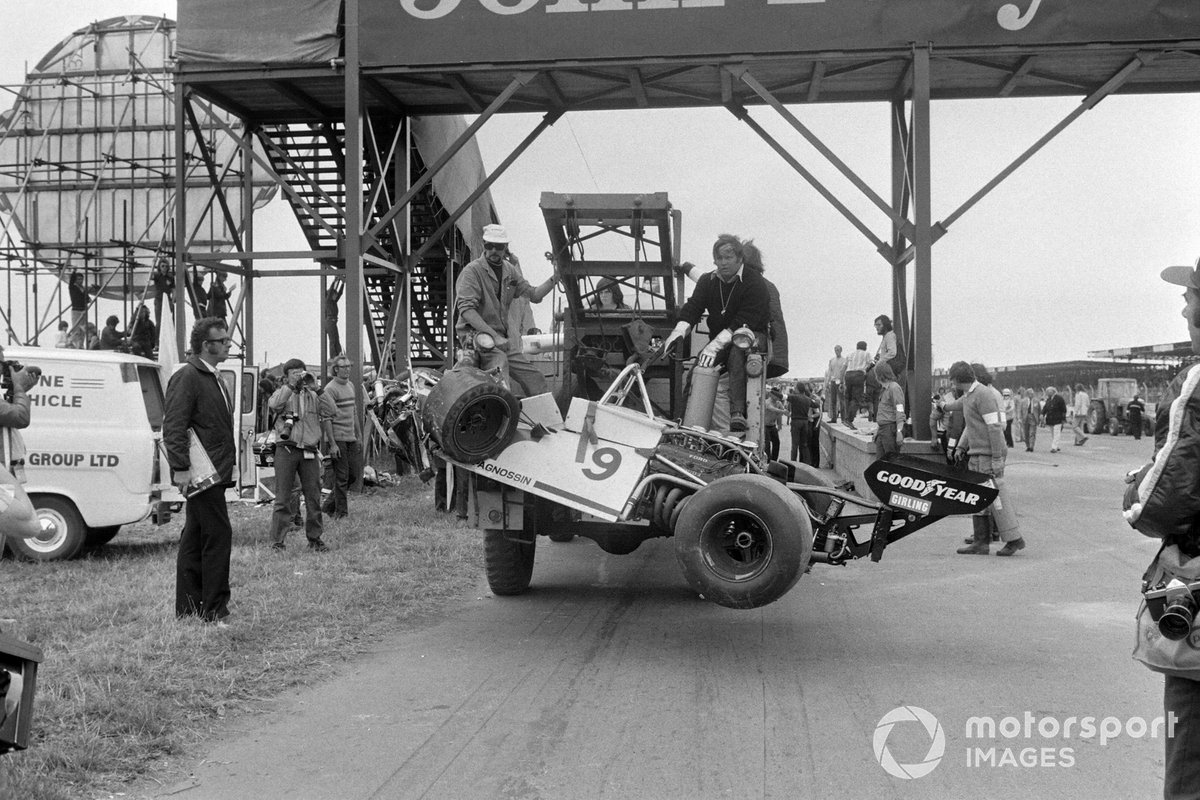 Los restos del Brabham BT42 Ford de Andrea de Adamich son remolcados