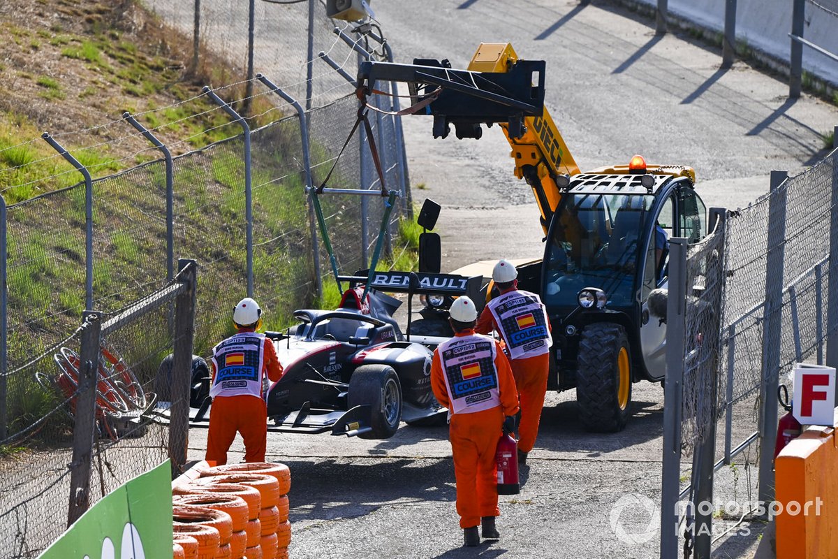 El monoplaza de Max Fewtrell, Hitech Grand Prix Being es removido