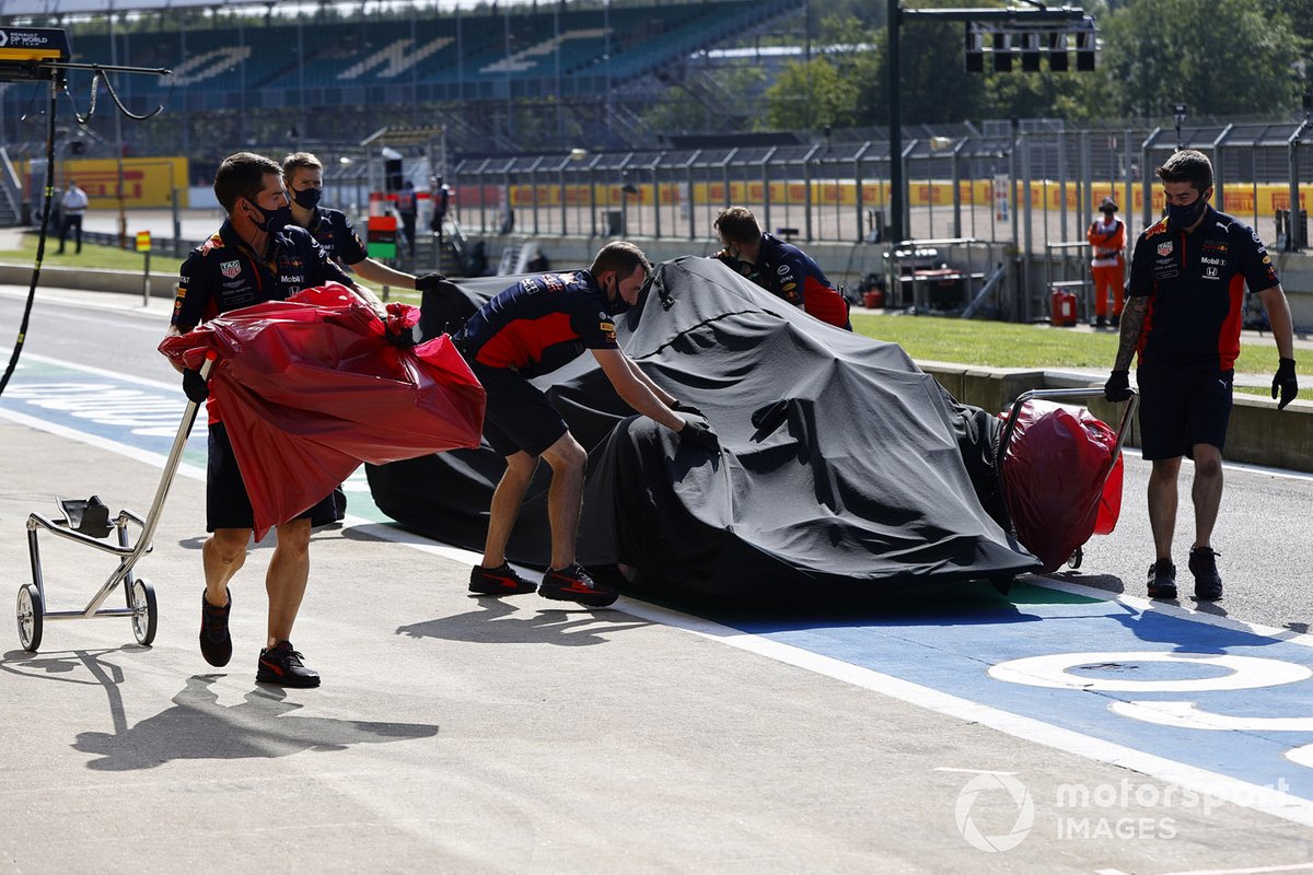 I meccanici della Red Bull coprono e riportano nel garage l'auto danneggiata di Alex Albon, Red Bull Racing RB16, dopo l'incidente nelle prove libere 2