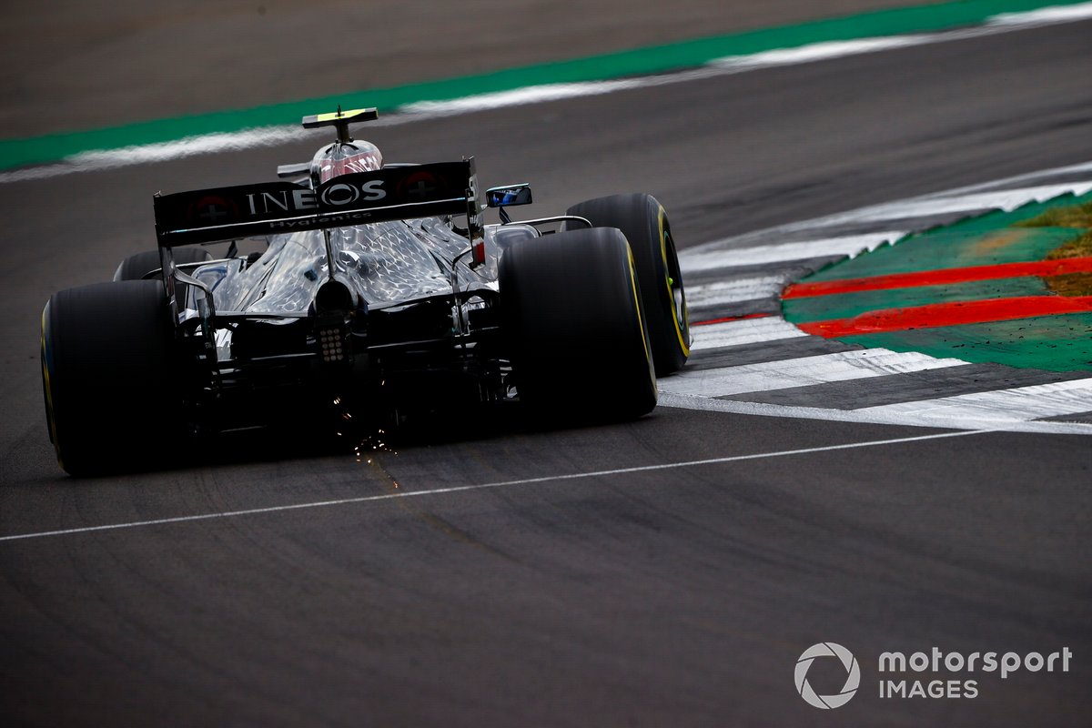 Scintille dal posteriore della, Mercedes F1 W11, Valtteri Bottas,